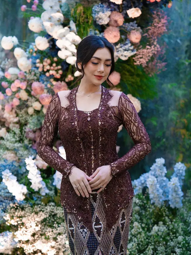 6 Tampilan Anggun Celine Evangelista Kenakan Kebaya Spesial Bertuliskan Namanya