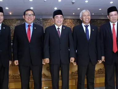Ade Komaruddin (tengah) bersama para Pimpinan DPR berpose bersama jelang pelantikan Ketua DPR yang baru, Jakarta, Senin (11/01/2016). Ade dilantik untuk menggantikan Setya Novanto yang mundur dari kursi Ketua DPR. (Liputan6.com/Johan Tallo)