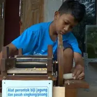 Ahnaf, si bocah penemu mesin perontok jagung. (via: goodnewsfromindonesia)
