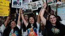 Pada Minggu 8 Februari 2026, kelompok Hak Asasi Manusia (HAM) Foro Penal menyatakan bahwa 30 tahanan politik dibebaskan dan terus memverifikasi kasus tambahan. Tampak dalam foto, aktivis politik Venezuela, Dignora Hernandez, María Oropeza, dan Catalina (kiri ke kanan) bersama para pendukung merayakan pembebasannya dari tahanan di dekat El Helicoide, markas besar intelijen dan pusat penahanan, Caracas, Venezuela, Minggu 8 Februari 2026. (AP Photo/Ariana Cubillos)