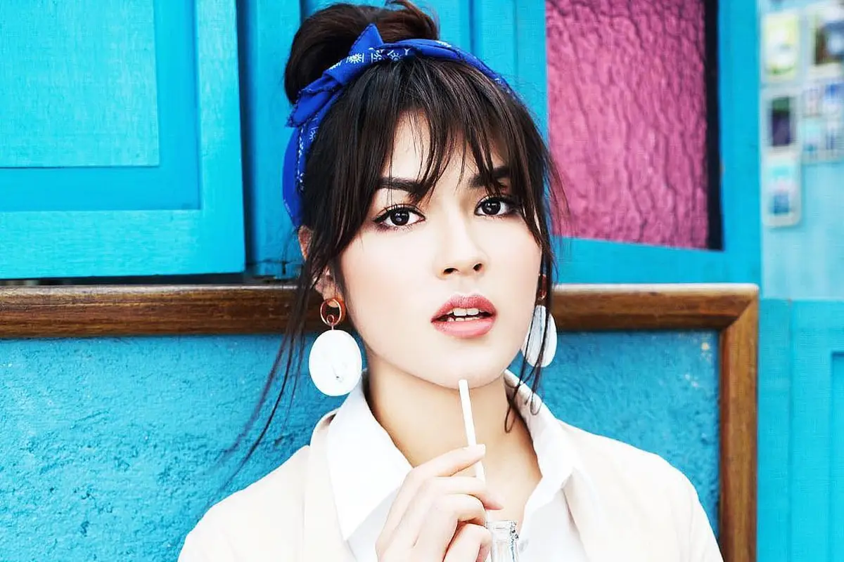 7 Gaya Penampilan Raisa dengan Poni Pendeknya, Bak ABG