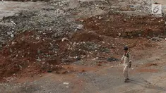 Pekerja berjalan di lahan terminal di Jalan Margonda Raya, Depok, Jawa Barat, Kamis (6/9). Megaproyek dengan total investasi Rp1,3triliun tersebut akan dilengkapi dengan mega blok komersil, hotel dan apartemen 22 lantai. (Liputan6.com/Immanuel Antonius)