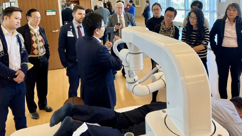 CEO AiTreat dan alumnus NTU, Albert Zhang, melakukan demonstrasi robot pijat AiTreat EMMA di Mayo Clinic di Minnesota, Amerika Serikat. Kredit: AiTreat