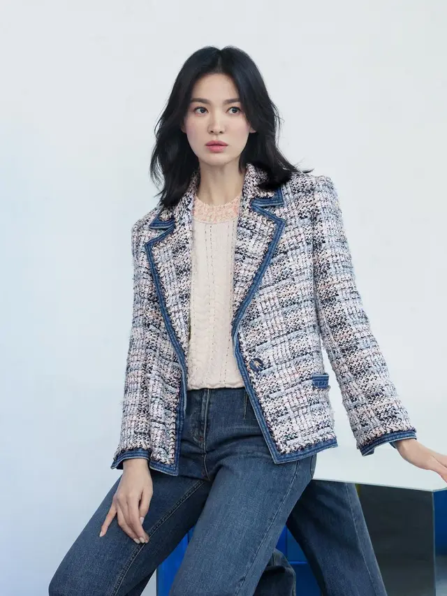 11 Inspirasi Gaya Rambut Song Hye Kyo dengan Poni Tanggung yang Bikin Awet Muda