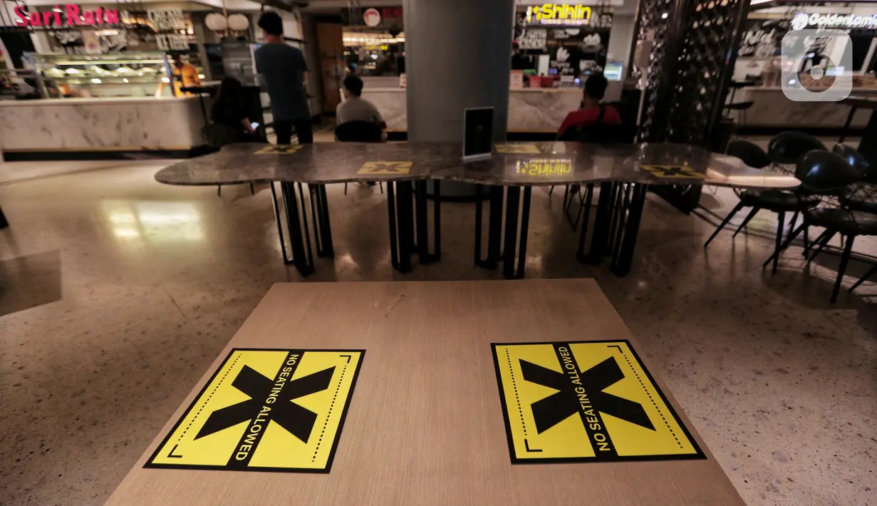Tanda pembatas jaga jarak di meja area makan di Senayan City, Jakarta, Selasa (9/6/2020). Senayan City siap menyambut pengunjung kembali pada 15 Juni 2020 dengan menerapkan protokol pencegahan COVID-19 seperti pengecekan suhu tubuh hingga sensor tanpa sentuh untuk lift. (Liputan6.com/Johan Tallo)