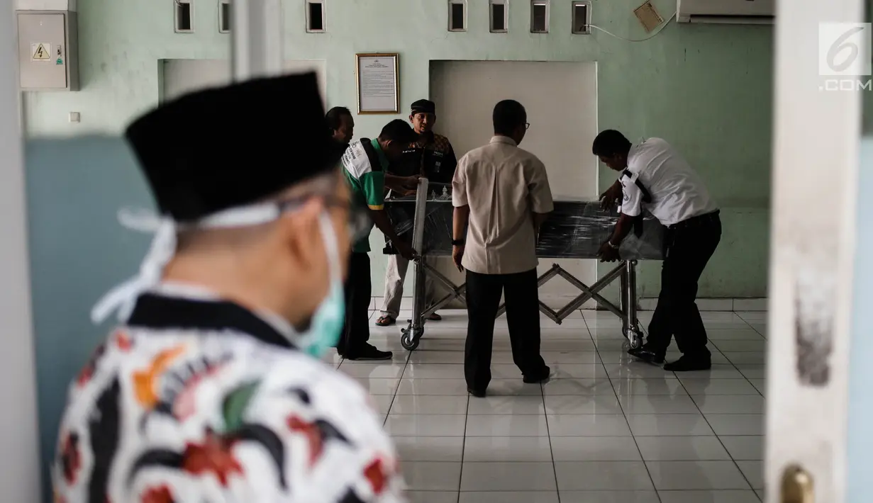 Petugas memasang plastik wraping pada peti jenazah ibunda Roro Fitria, Raden Retno Winingsih, di Rumah Sakit Fatmawati, Jakarta, Senin (15/10). Rencananya jenazah ibunda Roro Fitria akan diberangkatkan ke Yogyakarta. (Liputan6.com/Faizal Fanani)