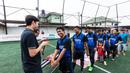 Pemenang mendapatkan medali saat laga final Pertamax Liga Ayo Mini Football Tangerang di Lapangan Sabnani Park, Tangerang, Minggu (25/8). PSPG berhasil menang atas Persepon melalui adu penalti. (Dokumentasi)