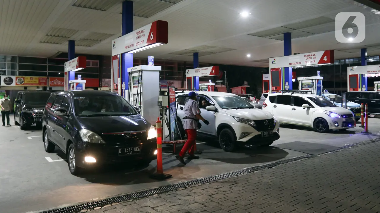 FOTO: Antrean Kendaraan di SPBU Jelang Kenaikan Harga Pertamax