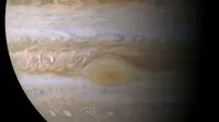 Jupiter terlihat melalui satelit angkasa luar Cassini. (Public Domain)
