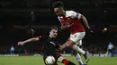 Damien da Silva mencoba meghentikan Aubameyang pada leg kedua,babak 16 besar Liga Europa yang berlangsung di Stadion Emirates, London, Jumat (15/3). Arsenal menang 3-0 atas Rennes. (AFP/Ian Kington)