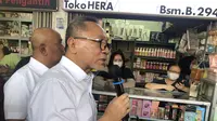 Menteri Perdagangan Zulkifli Hasan mengunjungi Pusat Grosir Asemka Jakarta Barat, pada Jumat, (29/9/2023) siang. Dalam kunjungan ini, Zulkifli Hasan berbincang-bincang dengan sejumlah pedagang. (Elza/Liputan6.com)