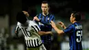 Gelandang Inter Milan, Ivan Perisic, berdebat dengan gelandang Juventus, Juan Cuardrado. Inter lebih menguasai jalannya pertandingan dengan penguasaan bola 62 persen. (EPA/Daniele Mascolo)