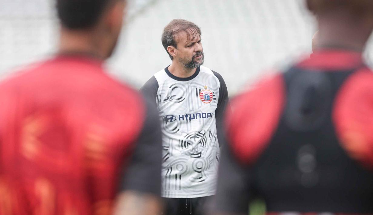 Pelatih Persija Jakarta, Mauricio Souza, memastikan konsentrasi Macan Kemayoran saat ini diarahkan melawan Persijap Jepara. Tampak dalam foto, pelatih Persija, Mauricio Souza saat memimpin timnya berlatih di Stadion Madya, Kompleks Gelora Bung Karno, Senayan, Jakarta, Jumat (2/1/2026). (Bola.com/Abdul Aziz)