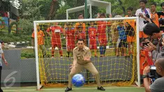 Gubernur DKI, Basuki 'Ahok' Tjahaja Purnama menjadi penjaga gawang usai meresmikan Ruang Publik Terpadu Ramah Anak (RPTRA) di Jalan Mawar RT 008 RW  RW 02, Kelurahan Lebak Bulus, Jakarta, Selasa (26/4). (Liputan6.com/Gempur M Surya)