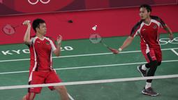 Sejak awal gim pertama, Hendra Setiawan/Mohammad Ahsan langsung tancap gas hingga unggul 11-5 di interval gim pertama. Dengan kombinasi pukulan yang beragam, mereka mampu membongkar pertahanan ganda Kanada hingga sukses menutup gim pertama 21-12. (Foto: AP/Markus Schreiber)