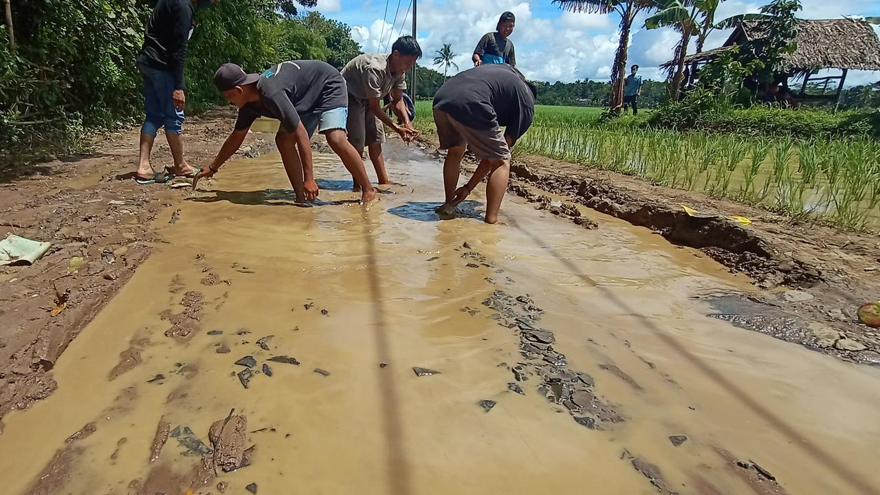 Pemuda Kecamatan Patia, Kabupaten Pandeglang, Banten, Menangkap Ikan Lele Di Jalan Yang Menjadi Kubangan. (Rabu,02/12/2020). (Yandhi Deslatama/Liputan6.com)