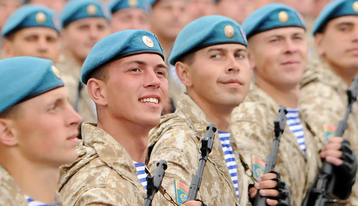 Tentara Belarus berbaris saat mengikuti parade militer menandai Hari Kemerdekaan di Minsk (3/7). (AFP Photo/Sergie Gapon)