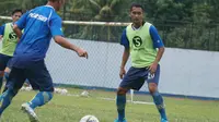 Beni Oktovoanto mengikuti sesi latihan perdana bersama Persib Bandung. (Liputan6.com/Huyogo Simbolon)