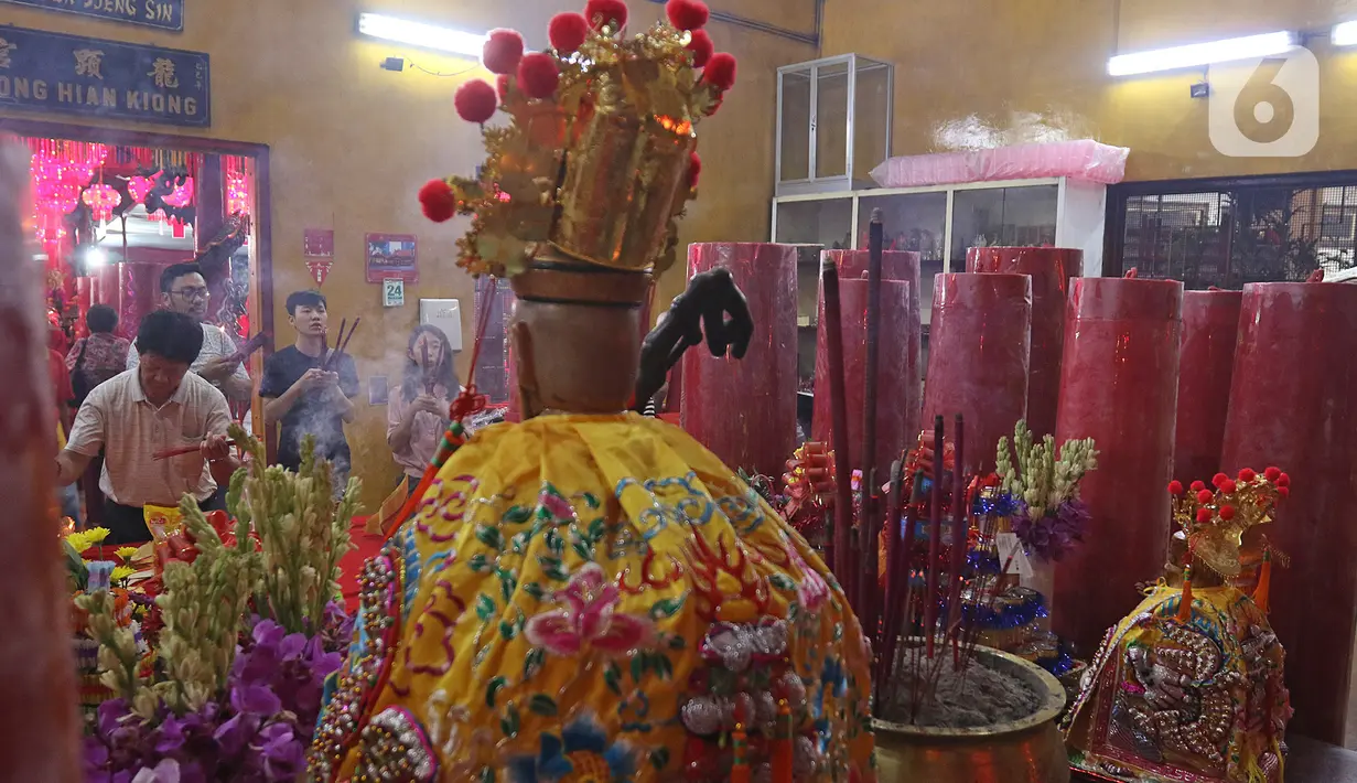 Warga keturunan Tionghoa melaksanakan sembahyang di Vihara Amurva Bhumi, kawasan Karet Semanggi, Jakarta, Jumat (24/1/2020) malam. Ibadah tersebut dalam rangka menyambut Tahun Baru Imlek 2571/2020. (Liputan6.com/Herman Zakharia)
