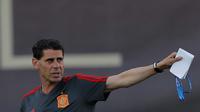 Pelatih baru timnas Spanyol, Fernando Hierro memberi isyarat selama sesi latihan skuatnya di Krasnodar, Rusia, Rabu (13/6). Hierro resmi ditunjuk Federasi Spanyol menggantikan posisi Julen LLopetegui yang dipecat H-1 jelang Piala Dunia (AP/Manu Fernandez)