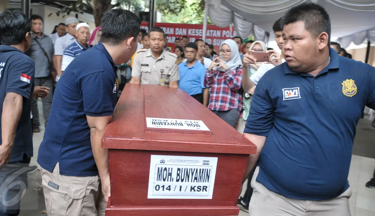 Petugas DVI Polri mengangkat peti jenazah korban KM Zahro di RS Polri, Jakarta, Selasa (3/1). Sebanyak 5 jenazah KM Zahro yang telah teridenfikasi oleh tim DVI Polri diserahkan kepada keluarga korban. (Liputan6.com/Yoppy Renato)