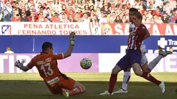  Fernando Torres saat mencetak gol kegawang Granada CF pada lanjutan La Liga Spanyol di Stadion Vicente Calderon, Madrid (17/4/2016) malam WIB. (AFP/Gerard Julien)