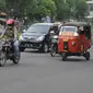 Tahun 2015 bajaj orange  dilarang melintas di kawasan DKI Jakarta. Sebagai gantinya akan dioperasikan bajaj biru yang berbahan bakar gas, Jakarta, Rabu (4/3/2015). (Liputan6.com/Herman Zakharia)