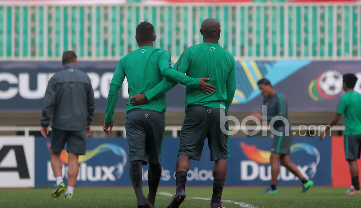 Boaz Solossa dan Manahati Lestusen berpasangan saat pemanasan Timnas Indonesia pada sesi uji coba lapangan jelang leg pertama Final Piala AFF 2016  di Stadion Pakansari, Bogor (13/12/2016).  (Bola.com/Nicklas Hanoatubun)