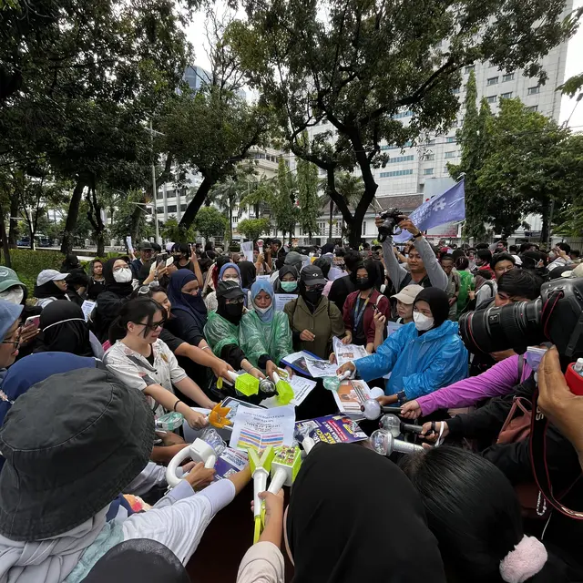 6 Potret K-Popers Demo Tolak Kenaikan PPN 12 Persen, Semua Fandom Bersatu