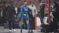 Penyerang Juventus, Cristiano Ronaldo berjalan menuju bangku cadangan selama pertandingan melawan Lokomotiv Moscow pada Grup D Liga Champions di stadion RZD Arena, Rusia (6/11/2019). Ronaldo diganti Paulo Dybala oleh pelatih Juventus, Maurizio Sarri pada menit ke-82. (AFP Photo/Kirill Kudryavtsev)