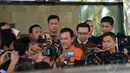 KPK memeriksa pasangan suami istri, Bupati Karawang Ade Swara dan Nurlatifah sebagai tersangka, Selasa (5/8/14). (Liputan6.com/Miftahul Hayat)