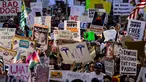 Para pengunjuk rasa mengangkat pamflet selama protes nasional “Hands Off!” terhadap Presiden AS Donald Trump dan penasihatnya, CEO Tesla Elon Musk, di pusat kota Los Angeles, Amerika Serikat pada 5 April 2025. (ETIENNE LAURENT/AFP)