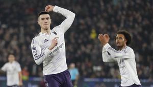 Penyerang Manchester United, Benjamin Sesko (kiri), merayakan gol pembuka timnya dalam pertandingan Liga Inggris antara West Ham United dan Manchester United di London Stadium, London timur, pada 10 Februari 2026. (Ian Kington / AFP)