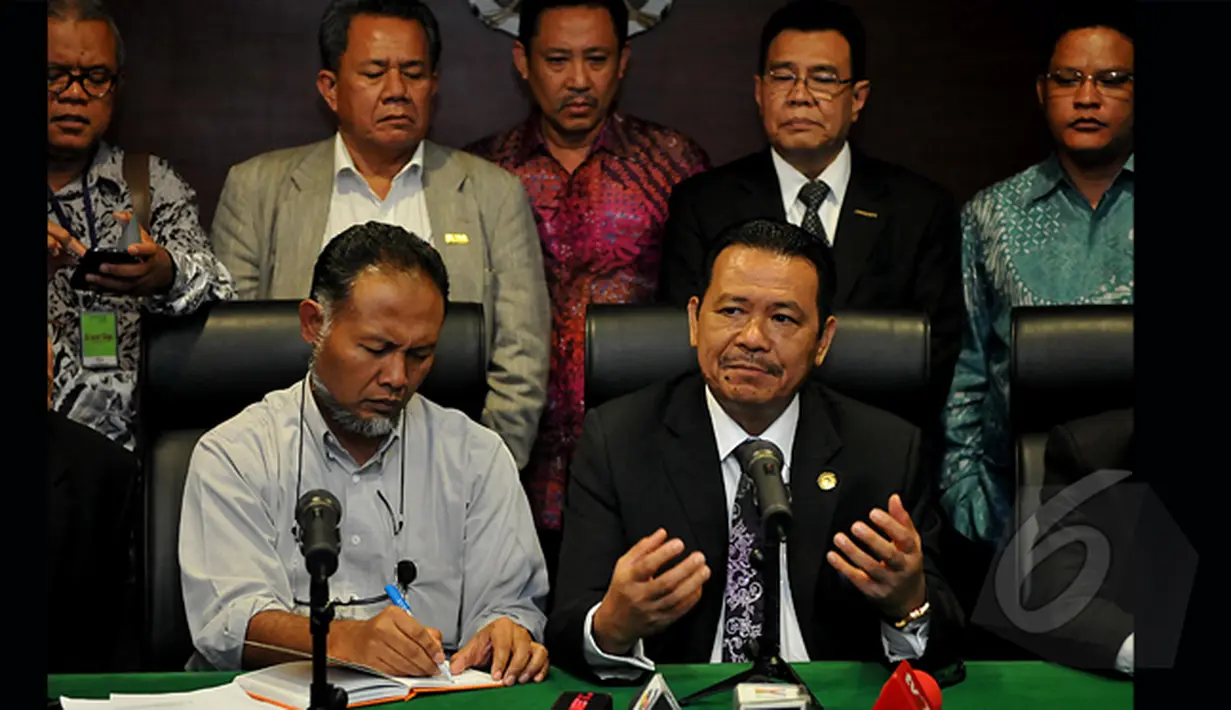 Otto Hasibuan (kanan) menegaskan, bahwa ketentuan seorang yang berprofesi pengacara tidak bisa dituntut karena kesaksian palsu yang dilakukan oleh kliennya, Jakarta, Kamis (5/2/2015). (Liputan6.com/Johan Tallo)