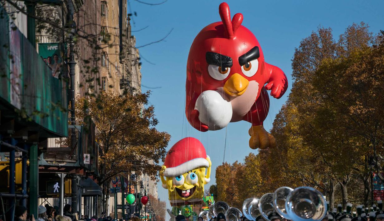 Balon Angry Bird saat memeriahkan parade Hari Thanksgiving di Manhattan, New York, AS (23/11). Peringatan 'Thanksgiving' merupakan Hari Pengucapan Syukur di akhir musim panen. (AP Photo / Craig Ruttle)
