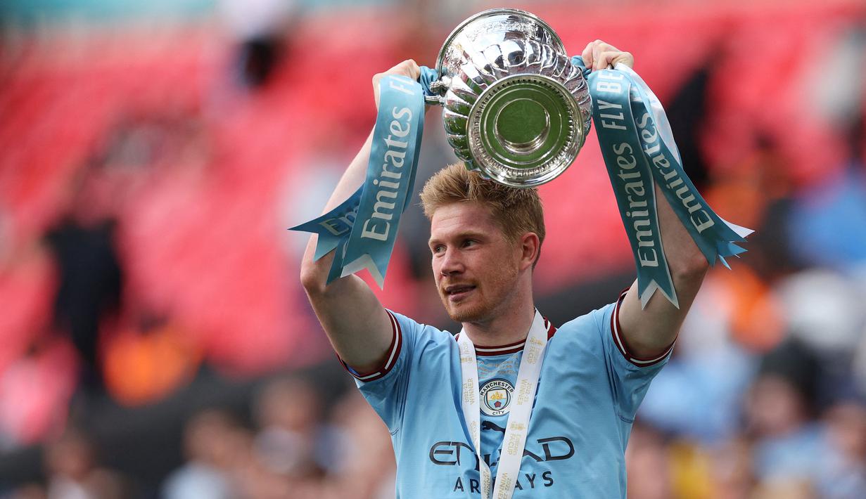 Pada musim 2023/2024 ini Kevin De Bruyne tengah menjalani musim ke-9 bersama Manchester City sejak didatangkan pada awal musim 2015/2016 dari VfL Wolfsburg dengan nilai transfer 76 juta euro. Hingga kini ia telah tampil dalam 240 laga bersama The Citizens di Premier League dengan torehan 64 gol dan 105 assist. Bersama Timnas Belgia ia telah mengoleksi 99 caps dengan torehan 26 gol dan 49 assist sejak melakukan debut pada 11 Agustus 2010. (AFP/Adrian Dennis)