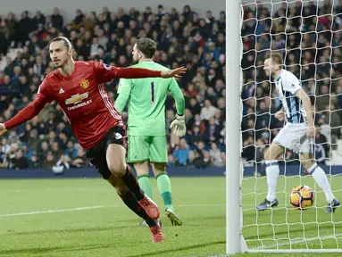 Pemain Manchester United, Zlatan Ibrahimovic merayakan golnya ke gawang West Bromwich Albion pada laga Premier League di The Hawthorns stadium, West Bromwich, (17/12/2016). MU menang 2-0. (AFP/Oli Scarff) 