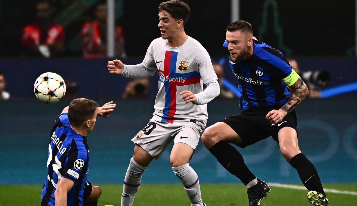ek Inter Milan, Milan Skriniar (kanan) membayangi gelandang Barcelona, Gavi pada laga Grup C Liga Champions 2022/2023 di San Siro Stadium, Milan (4/10/2022). Milan Skriniar yang musim depan dipastikan meninggalkan Inter Milan setelah 6 musim bersama Nerazzurri saat ini memiliki nilai pasar 60 juta euro atau setara Rp960 miliar. (AFP/Marco Bertorello)