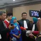 Luthfi Alfiandi dan tim hukum usai mendengarkan sidang tuntutan, Rabu (29/1/2020). Dia merupakan pembawa bendera saat demo pelajar di sekitar Gedung DPR pada September 2019 yang fotonya viral. (Tri Yuniwati Lestari/Merdeka.com)