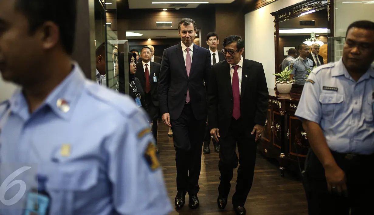 Menkumham Yasonna Laoly dan Menteri Kehakiman Australia, Michael Keenan berjalan bersama usai menggelar pertemuan di Kemenkumham, Jakarta, Selasa (9/8). Pertemuan membahas masalah hukum antara Indonesia dan Australia. (Liputan6.com/Faizal Fanani)