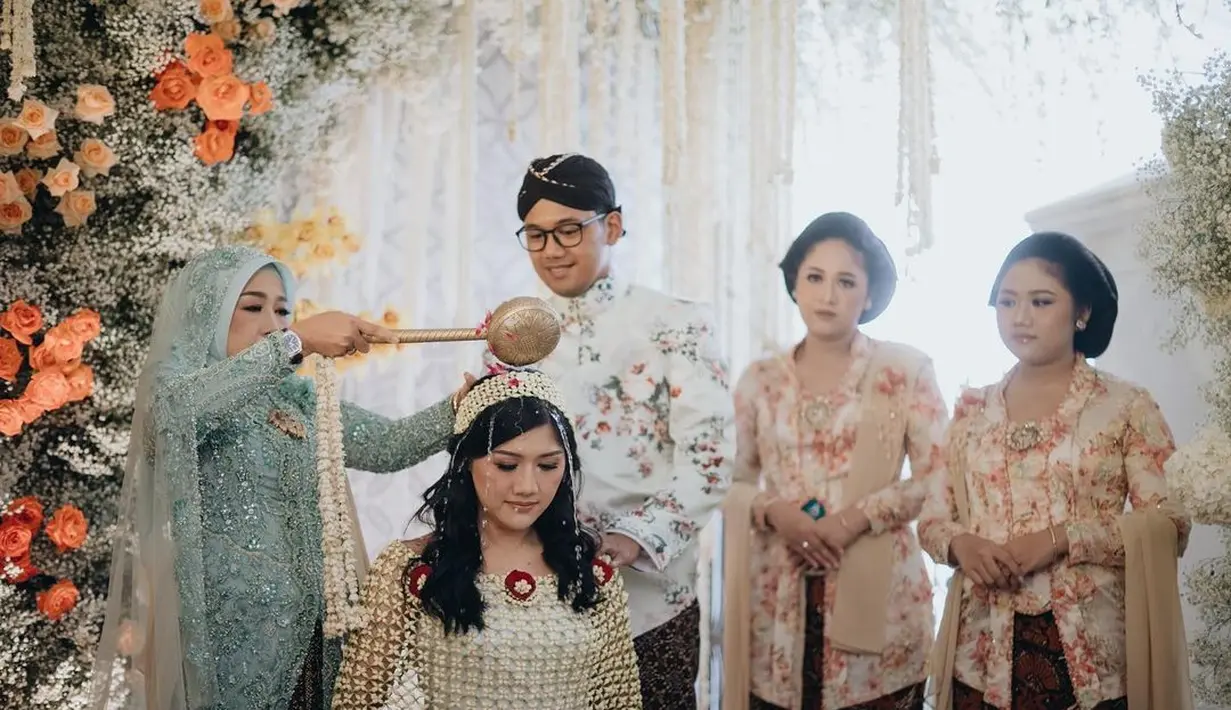 Erina Gudono juga tampil luar biasa ayu saat prosesi siraman sebelum menikah dengan Kaesang Pangarep. Di foto ini, Erina juga mengenakan ronce melati di kepala dan menutupi tubuh bagian atasnya. Foto: Instagram.