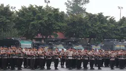 Sejumlah pasukan Brimob mengikuti Apel di Mako Brimob Kelapa Dua, Depok, Jawa Barat, Senin (23/4). Apel tersebut diadakan dalam rangka menyambut kegiatan Nasional seperti Asian Games, serta pelaksanaan IMF di Bali. (Liputan6.com/Immanuel Antonius)