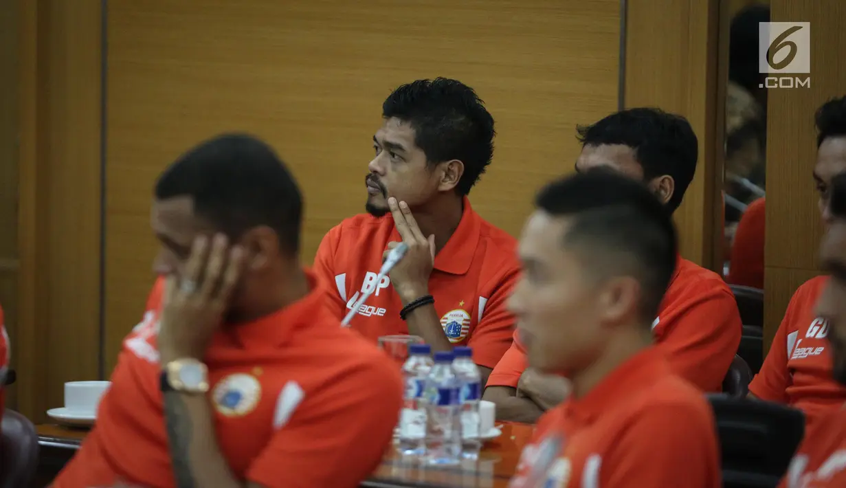Penyerang Persija, Bambang Pamungkas saat hadir di Balaikota, Jakarta, Rabu (19/7). Gubernur DKI Jakarta Djarot Saifulah berharap Persija mendapat pengalaman yang berharga saat berhadapan dengan Espanyol. (Liputan6.com/Faizal Fanani)