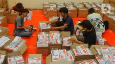 Pekerja melipat surat suara di Gudang Logistik Komisi Pemilihan Umum (KPU) Kota Tangerang Selatan, Banten, Rabu (27/12/2023). Untuk tahap awal, Kantor KPU setempat melipat kertas suara DPRD. (merdeka.com/Arie Basuki)
