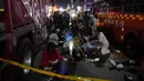 Orang-orang yang terluka ditolong di jalan dekat tempat kejadian di Seoul, Korea Selatan, Minggu pagi (30/10/2022). Puluhan orang mengalami henti jantung setelah ribuan orang berdesakan di sebuah gang di kawasan Itaewon untuk merayakan Halloween pada Sabtu malam. (AP Photo/Lee Jin-man)