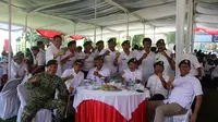 Para pensiunan tentara yang pernah bergabung di pasukan Yonif 411 Pandawa / Kostrad saling melepas kangen dan berbagi kenangan saat bersama-sama berada di asrama. Foto: liputan6.com/edhie prayitno ige&nbsp;