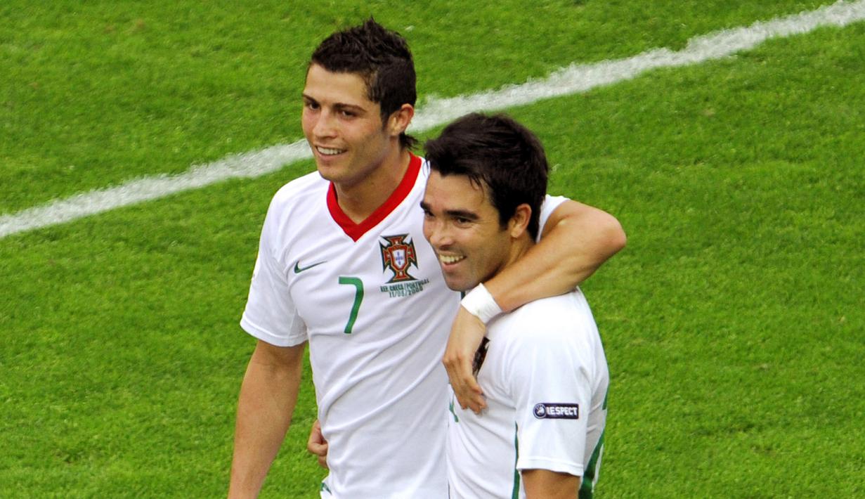 Deco juga jadi salah satu mentor Ronaldo di timnas Portugal. Deco dan Ronaldo bahu-membahu di Piala Eropa 2004 namun harus puas jadi runner up. (Foto: AFP/Fabrice Coffrini)