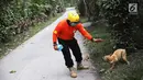 Petugas Basarnas menenangkan seekor anjing saat evakuasi di Kantor Kepala Desa Jungutan, Karangasem, Bali, Jumat (1/12). Erupsi Gunung Agung membuat para petugas Basarnas terus berupaya membantu warga. (Liputan6.com/Immanuel Antonius)