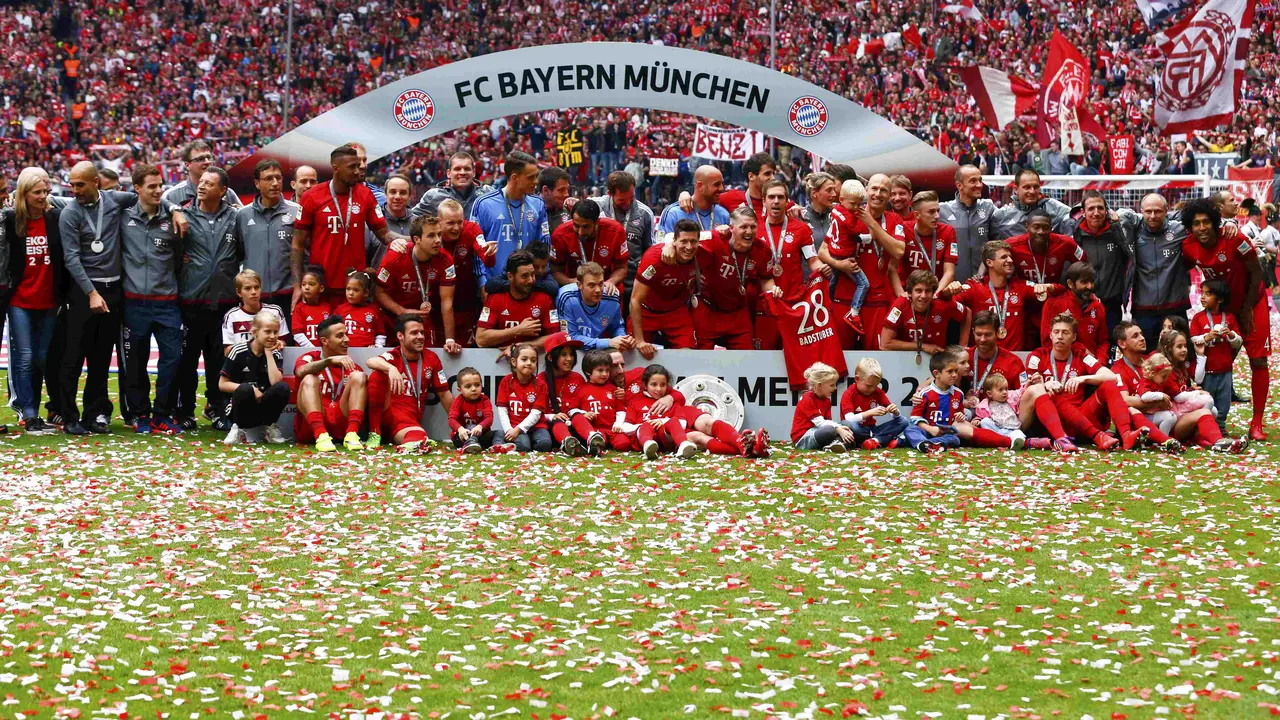 Bayern Muenchen rayakan gelar Bundesliga 2014-15 (Reuters)
