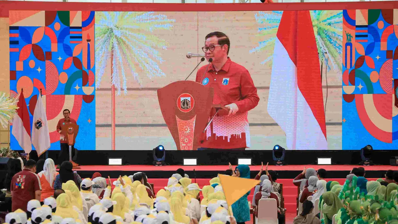 Gubernur DKI Jakarta Pramono Anung menghadiri acara Gelora Ibu Bisa (Temu Kader PKK) yang diikuti 4.300 kader PKK se-DKI Jakarta di Jakarta International Veledrome, Jakarta Timur, Kamis (23/10/2025). (Liputan6/Winda Nelfira)